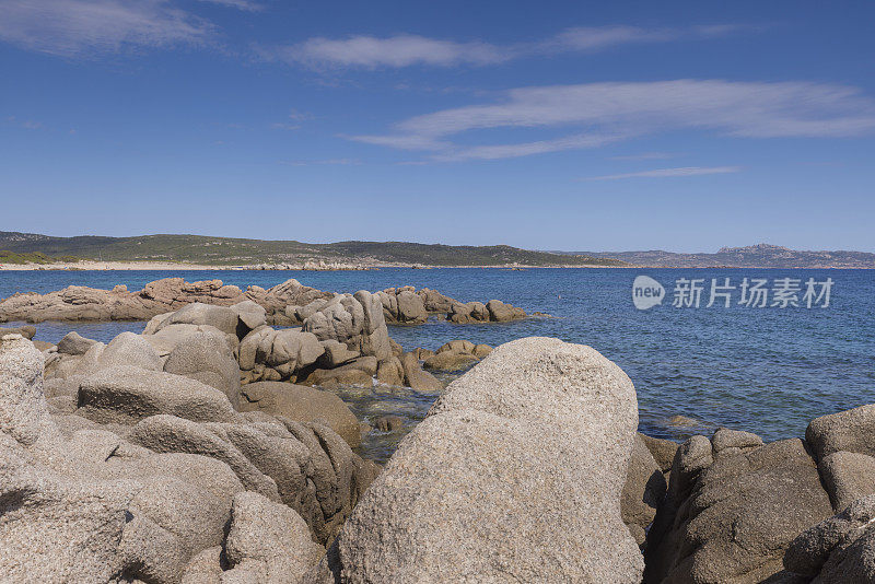 科西嘉岛Bonifacio附近的Plage de San Giovani岩石海岸线